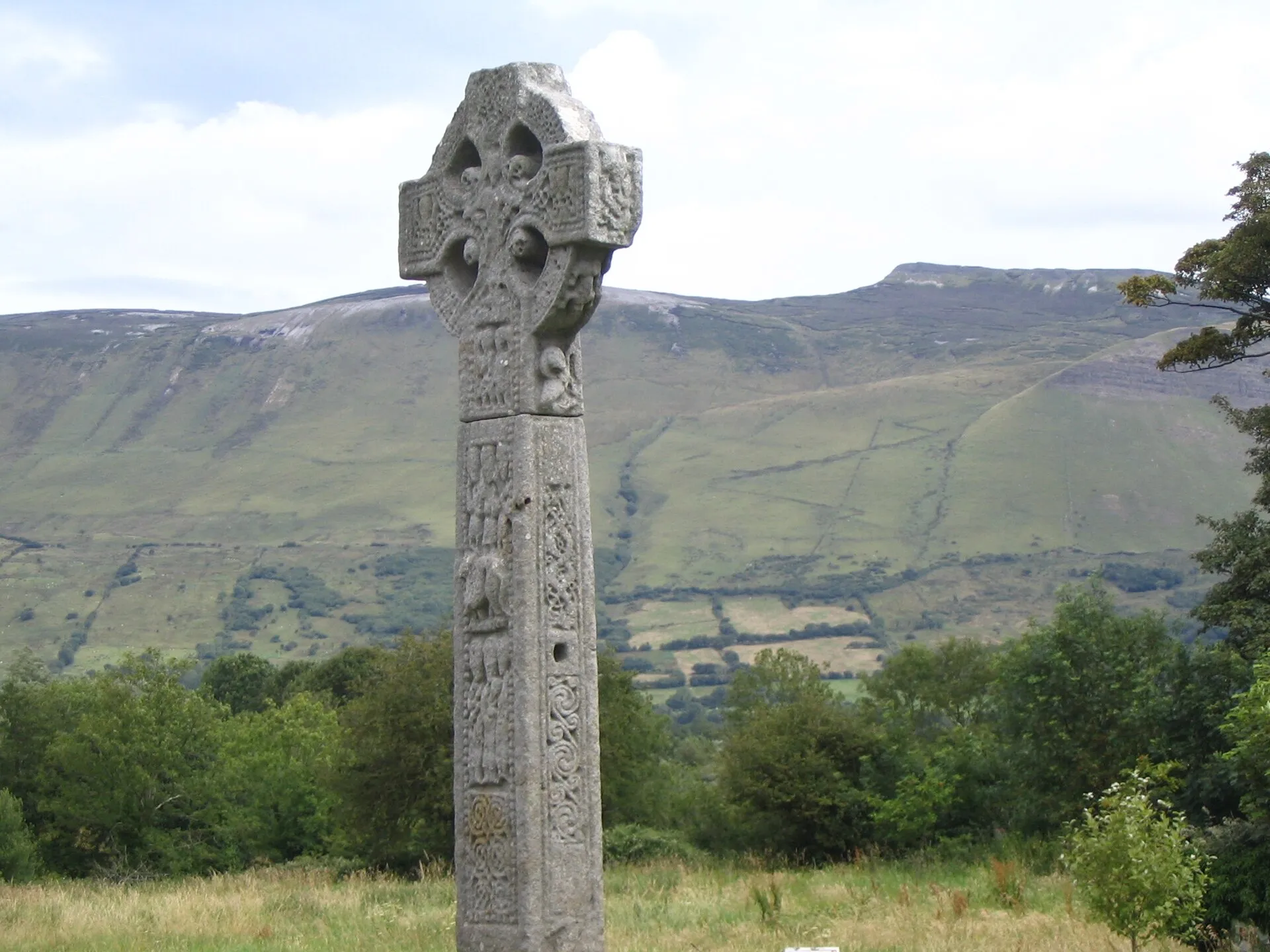 Drumcliffe high cross with Ben Bulben